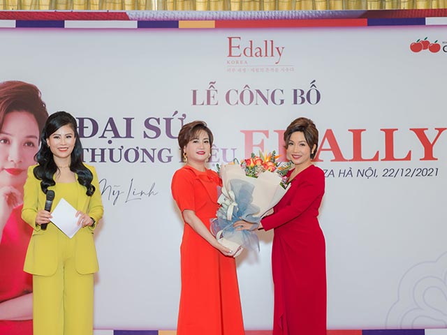 Chủ tịch Hòa Bình Group - Nguyễn Huyền trao hoa chúc mừng Diva Mỹ Linh trở thành đại sứ thương hiệu Edally nhiệm kỳ 2022